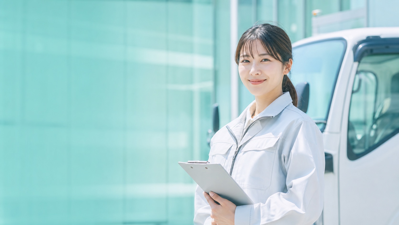 ドライバー求人を探す女性と配送車のイメージ